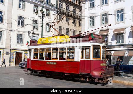 Tour in tram delle colline di Lisbona, storico tram turistico rosso che attraversa il centro e i quartieri di Lisbona, il Portogallo e l'Europa Foto Stock