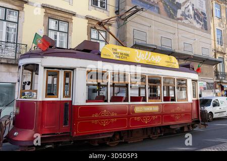 Tour in tram delle colline di Lisbona, storico tram turistico rosso che attraversa il centro e i quartieri di Lisbona, il Portogallo e l'Europa Foto Stock