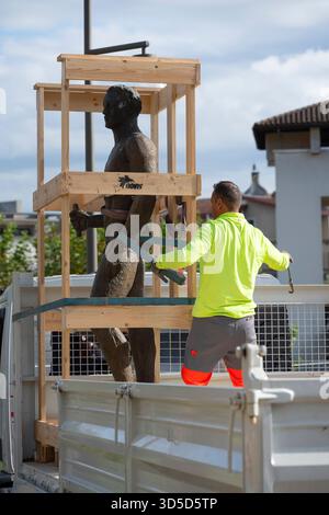 Operaio esperto che trasporta sculture a Mont de Marsan Foto Stock