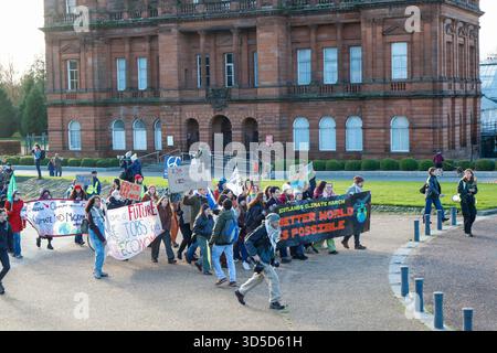 Glasgow, Scozia, Regno Unito. 15 novembre 2025. Migliaia di manifestanti hanno marciato per le strade di Glasgow, sostenendo la solidarietà globale e la transizione dai combustibili fossili. La marcia iniziò a Glasgow Green, attraverso il centro della città prima di tornare al suo punto di partenza. Questa manifestazione faceva parte di un evento mondiale di azione per il clima che coincideva con il vertice delle Nazioni Unite sul clima (COP30) in Brasile, dove i manifestanti hanno esortato i governi a accelerare i loro impegni per politiche climatiche eque, sostenibili ed eque. Crediti: Jacob Hughes/Alamy Live News Foto Stock