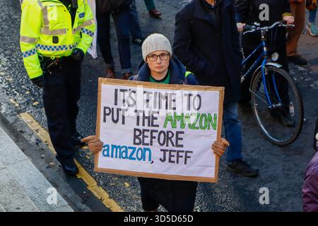Glasgow, Scozia, Regno Unito. 15 novembre 2025. Migliaia di manifestanti hanno marciato per le strade di Glasgow, sostenendo la solidarietà globale e la transizione dai combustibili fossili. La marcia iniziò a Glasgow Green, attraverso il centro della città prima di tornare al suo punto di partenza. Questa manifestazione faceva parte di un evento mondiale di azione per il clima che coincideva con il vertice delle Nazioni Unite sul clima (COP30) in Brasile, dove i manifestanti hanno esortato i governi a accelerare i loro impegni per politiche climatiche eque, sostenibili ed eque. Crediti: Jacob Hughes/Alamy Live News Foto Stock