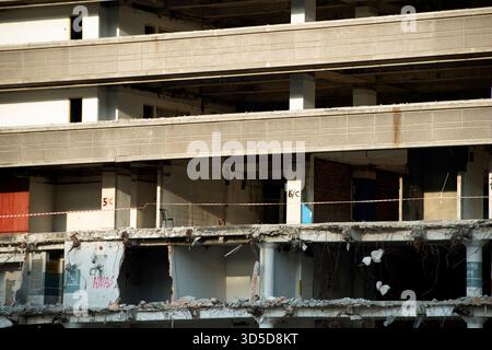 Pezzi di metallo e pietra sono fatiscenti dal demolito solai Foto Stock