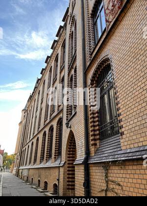 Vista dettagliata della facciata gotica dell'edificio in mattoni lungo una stretta strada nel centro storico di Wrocław, Polonia. Foto Stock