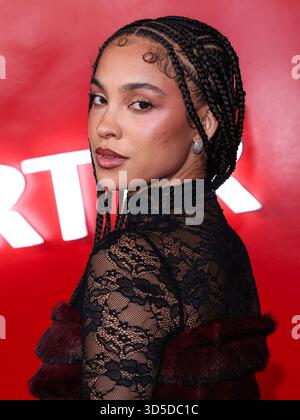 Los Angeles, Stati Uniti. 15 novembre 2025. LOS ANGELES, CALIFORNIA, USA - 14 NOVEMBRE: Riley Simpson arriva al lancio TirTir 'Radiate in Red' Pop-Up Experience tenutosi al 8175 Melrose Avenue il 14 novembre 2025 a Los Angeles, California, Stati Uniti. (Foto di Kay Qiao/Image Press Agency) credito: Image Press Agency/Alamy Live News Foto Stock