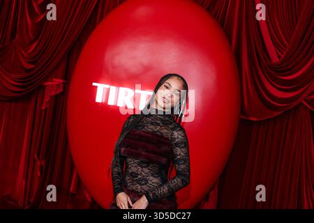 Los Angeles, Stati Uniti. 15 novembre 2025. LOS ANGELES, CALIFORNIA, USA - 14 NOVEMBRE: Riley Simpson arriva al lancio TirTir 'Radiate in Red' Pop-Up Experience tenutosi al 8175 Melrose Avenue il 14 novembre 2025 a Los Angeles, California, Stati Uniti. (Foto di Kay Qiao/Image Press Agency) credito: Image Press Agency/Alamy Live News Foto Stock