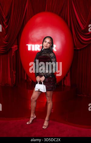 Los Angeles, Stati Uniti. 15 novembre 2025. LOS ANGELES, CALIFORNIA, USA - 14 NOVEMBRE: Riley Simpson arriva al lancio TirTir 'Radiate in Red' Pop-Up Experience tenutosi al 8175 Melrose Avenue il 14 novembre 2025 a Los Angeles, California, Stati Uniti. (Foto di Kay Qiao/Image Press Agency) credito: Image Press Agency/Alamy Live News Foto Stock