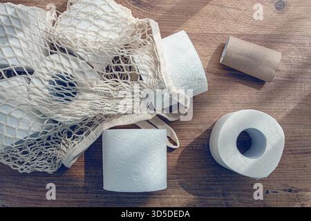 borsa in rete sul tavolo, con rotoli di carta igienica, vista dall'alto, nessuna persona, Foto Stock