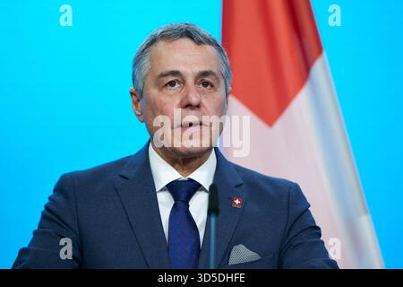 14 novembre 2025, Berlino, Germania - il ministro degli Esteri svizzero Ignazio Cassis alla conferenza stampa presso il Ministero degli Esteri in occasione della sua visita a Berlino. 00R251114D008CARO.JPG [RILASCIO DEL MODELLO: NO, RILASCIO DELLA PROPRIETÀ: NO (C) CAR Foto Stock