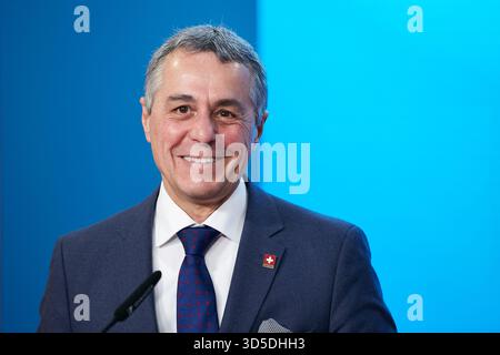 14 novembre 2025, Berlino, Germania - il ministro degli Esteri svizzero Ignazio Cassis alla conferenza stampa presso il Ministero degli Esteri in occasione della sua visita a Berlino. 00R251114D070CARO.JPG [RILASCIO DEL MODELLO: NO, RILASCIO DELLA PROPRIETÀ: NO (C) CAR Foto Stock