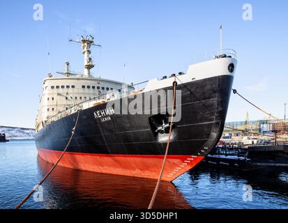 Murmansk, Russia - 11 marzo 2025: Rompighiaccio Lenin nel porto di Murmansk. Il primo rompighiaccio a propulsione nucleare Foto Stock