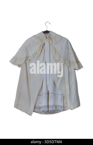 camicia da battesimo vintage anni '1940 su abito da battesimo che si ritiene sia stato realizzato da un sarto di corte isolato su sfondo bianco Foto Stock