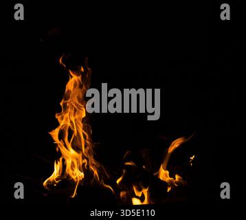 fiamme arancioni su sfondo nero Foto Stock