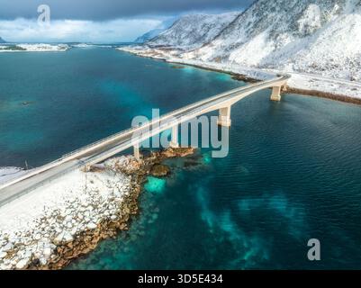 Vista aerea di un ponte sul mare turchese nelle isole Lofoten Foto Stock