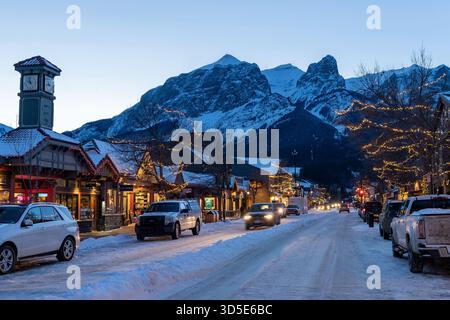 Canmore, Alberta, Canada - Gennaio 19 2022 : Città di Canmore vista sulla strada in inverno notte. Foto Stock
