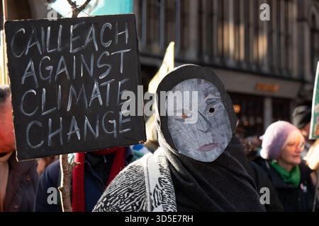 Glasgow, Scozia, Regno Unito. 15 novembre 2025. Migliaia di manifestanti hanno marciato per chiedere un'azione più forte sulla crisi climatica, chiedendo giustizia sociale e ambientale sotto l'insegna A Better World è possibile. Organizzata da Friends of the Earth Scotland nell'ambito di azioni più ampie durante la COP30, la marcia ha riunito gruppi di base e attivisti per spingere i governi a impegnarsi urgentemente per la sostenibilità e l'equità climatica. (Credit Image: © Cameron Scott/ZUMA Press Wire) SOLO PER USO EDITORIALE! Non per USO commerciale! Foto Stock
