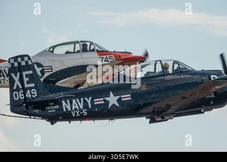 MONROE, NC (USA) - 9 novembre 2025: Due T-28 Trojan in formazione al Warbirds Over Monroe Air Show. Foto Stock