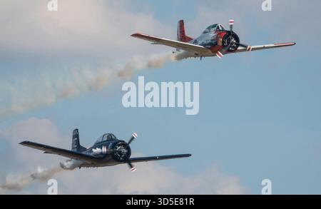 MONROE, NC (USA) - 9 novembre 2025: Due T-28 Trojan in formazione al Warbirds Over Monroe Air Show. Foto Stock
