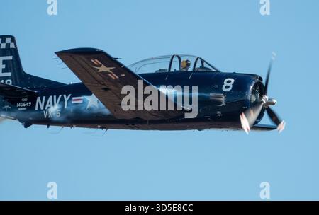 MONROE, NC (USA) - 9 novembre 2025: T-28 Trojan Aircraft in volo al Warbirds Over Monroe Air Show. Foto Stock