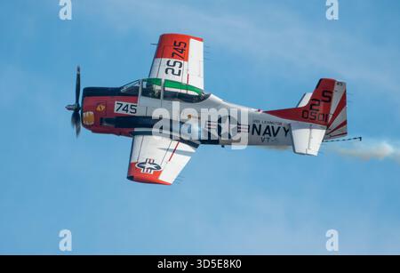 MONROE, NC (USA) - 9 novembre 2025: T-28 Trojan Aircraft in volo al Warbirds Over Monroe Air Show. Foto Stock