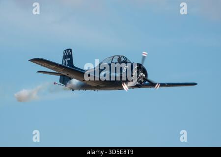 MONROE, NC (USA) - 9 novembre 2025: T-28 Trojan Aircraft in volo al Warbirds Over Monroe Air Show. Foto Stock