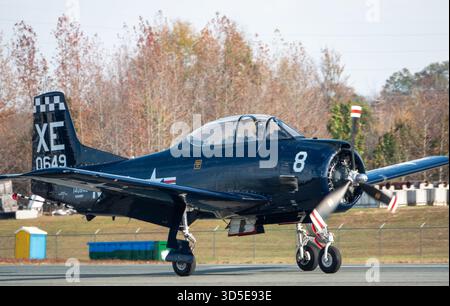 MONROE, North Carolina (USA) - 9 novembre 2025: T-28 Trojan Aircraft taxiing for dekeoff al Warbirds Over Monroe Air Show. Foto Stock
