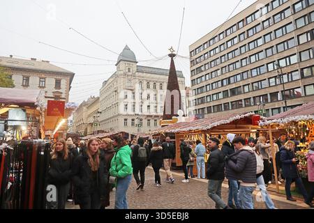 Folla e venditori ambulanti al mercatino di Natale dell'Avvento Bazilika di fronte alla basilica di Santo Stefano a Budapest, Ungheria Foto Stock