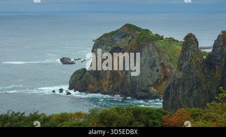 Muroran, Hokkaido, Giappone - 4 ottobre 2024, vista aerea panoramica della pittoresca costa dell'oceano Pacifico con scogliere taglienti e alte pendici montuose, in una Foto Stock