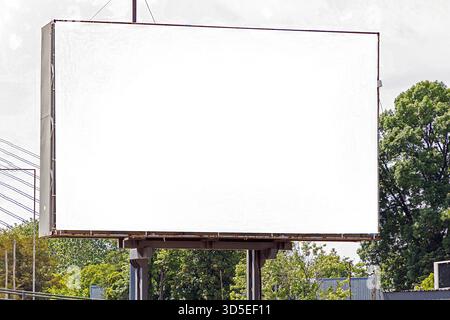 Cartellone vuoto all'esterno sulla strada urbana Foto Stock