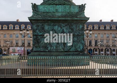 Parigi, Francia, 11.10.2025. Primo piano della base della colonna di Vendôme in Place Vendôme nel 1° arrondissement di Parigi Foto Stock
