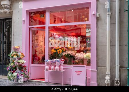 Parigi, Francia, 11.12.2025. Grazioso negozio di fiori rosa nel secondo arrondissement di Parigi Foto Stock