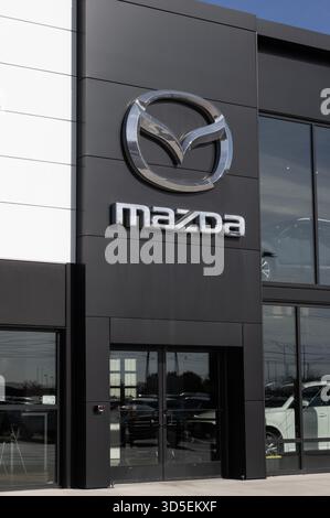 Fort Wayne - 13 novembre 2025: Concessionaria di auto e SUV Mazda. Mazda offre la CX-5, la Mazda3, una CX-30 aggiornata e una nuova opzione ibrida per la CX- Foto Stock