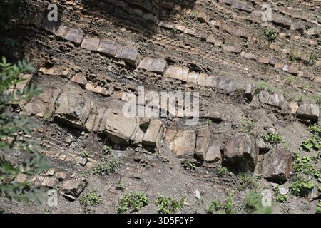 Strati esposti di roccia sedimentaria. Rocce di arenaria. Foto Stock