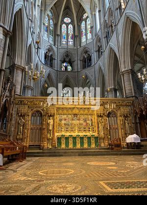 Altare maggiore ornato all'interno dell'Abbazia di Westminster a Londra, Inghilterra. Interni gotici riccamente decorati che riflettono secoli di cerimonie reali britanniche Foto Stock