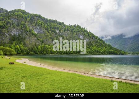 Paesaggio del lago Offensee in una giornata di pioggia in primavera, Salzkammergut, Austria Foto Stock