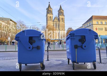 Contenitori per rifiuti di carta blu per lo smaltimento pubblico dei rifiuti di fronte alla cattedrale di Magdeburgo, Sassonia-Anhalt, Germania Foto Stock