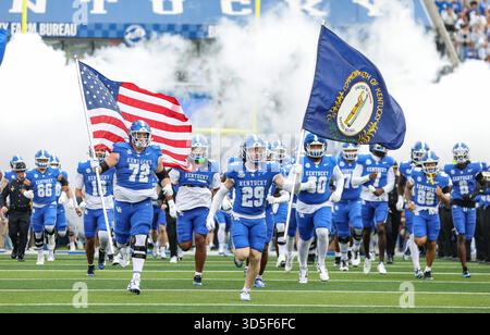 Lexington, Kentucky, Stati Uniti. 15 novembre 2025. I Kentucky Wildcats giocano prima dell'inizio della partita di football NCAA tra i Kentucky Wildcats e i Tennessee Tech Golden Eagles al Kroger Field di Lexington, Kentucky. Kyle Okita/CSM/Alamy Live News Foto Stock