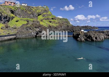 Piscina rocciosa, nuotatore, Seixal, lato nord, Atlantico, isola di Madeira Foto Stock