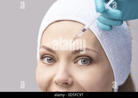 Cosmetologia cura della pelle. Iniezione di derma facciale. Trattamento viso. Nanotecnologia. Donna medico dermatologico. Microago. Procedura del salone di ringiovanimento. E Foto Stock
