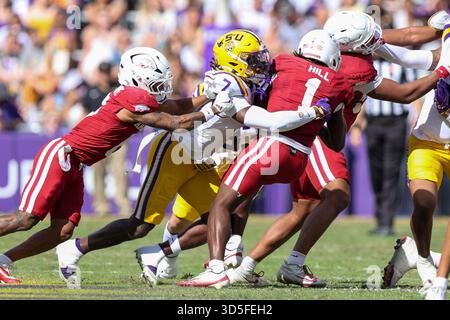 Baton Rouge, Stati Uniti. 15 novembre 2025. Il linebacker dei LSU Tigers Harold Perkins Jr. (7) affronta il running back degli Arkansas Razorbacks Rodney Hill (1) durante una partita di football universitario della Southeastern Conference sabato 15 novembre 2025 al Tiger Stadium di Baton Rouge, Louisiana. (Foto di Peter G. Forest/Sipa USA) credito: SIPA USA/Alamy Live News Foto Stock