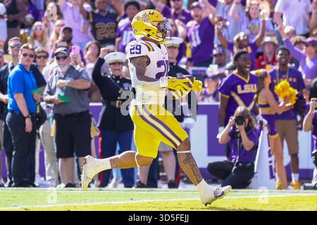 Baton Rouge, Stati Uniti. 15 novembre 2025. Il running back dei LSU Tigers Caden Durham (29) corre per un touchdown da 27 yard durante il primo quarto di una partita di football universitario della Southeastern Conference sabato 15 novembre 2025 al Tiger Stadium di Baton Rouge, Louisiana. (Foto di Peter G. Forest/Sipa USA) credito: SIPA USA/Alamy Live News Foto Stock