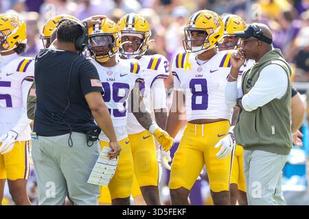 Baton Rouge, Stati Uniti. 15 novembre 2025. Il capo-allenatore dei LSU Tigers Frank Wilson III guarda un assistente allenatore parlare con il running back Caden Durham (29) durante una partita di football universitario della Southeastern Conference sabato 15 novembre 2025 al Tiger Stadium di Baton Rouge, Louisiana. (Foto di Peter G. Forest/Sipa USA) credito: SIPA USA/Alamy Live News Foto Stock