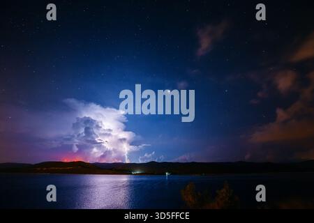Le nuvole di tempesta minacciose sono evidenziate da un fulmine. Luogo costa della Croazia, Mar Adriatico, Balcani, Europa. Immagine panoramica del clima mite. C Foto Stock