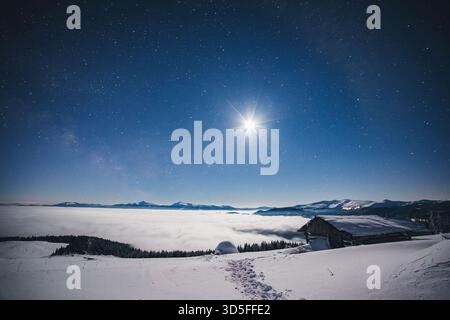 Ammira il cielo stellato sulle colline innevate. Scena drammatica ed esotica. Posizione Place Carpazi montagne, Ucraina, Europa. Astrofotografia di milkyway Foto Stock
