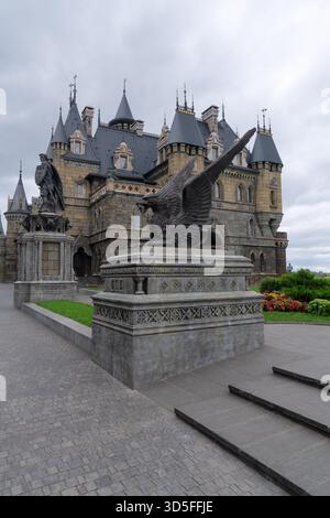 Russia, Oblast' di Samara, villaggio di Khryashchevka - 31 luglio 2023. Scultura in bronzo di un grifone e un cavaliere su un piedistallo in pietra di fronte al Garibaldi CAS Foto Stock