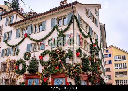Antiche case tradizionali splendidamente decorate con ornamenti natalizi nella città vecchia o nell'Altstadt di Zurigo, in Svizzera, per le vacanze Foto Stock
