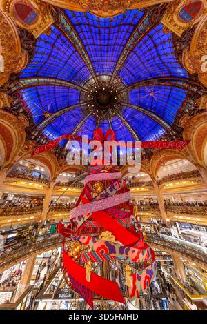 Parigi, Francia - 12 novembre 2025: Albero di Natale gigante all'interno dei grandi magazzini Galeries Lafayette Foto Stock