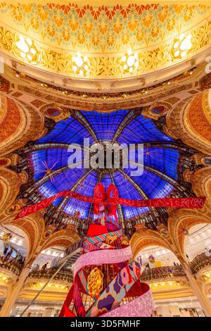 Parigi, Francia - 12 novembre 2025: Albero di Natale gigante all'interno dei grandi magazzini Galeries Lafayette Foto Stock