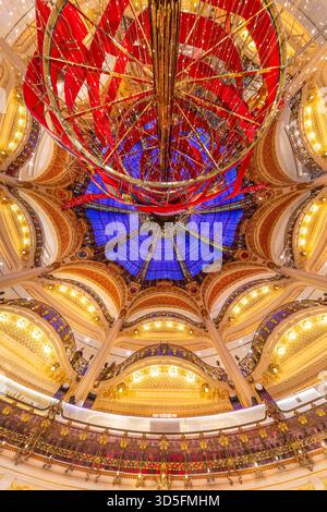 Parigi, Francia - 12 novembre 2025: Albero di Natale gigante all'interno dei grandi magazzini Galeries Lafayette Foto Stock