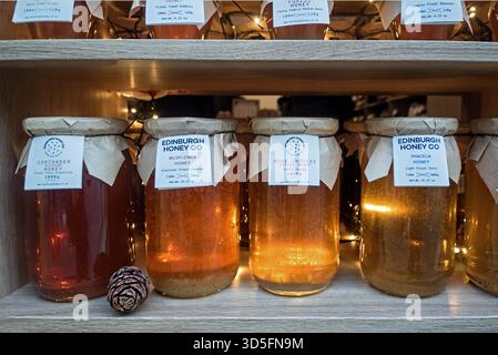 Barattoli di miele alla finestra della Edinburgh Honey Co. Su Morningside Road. Foto Stock