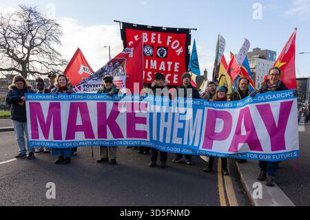 Glasgow, Scozia, Regno Unito. 15 novembre 2025. Migliaia di manifestanti si uniscono a una marcia indetta dagli amici della Terra in una giornata di azione globale in concomitanza con i colloqui sul clima della COP30 in Brasile. Il manifestante ha marciato da Glasgow Green attraverso il centro della città per chiedere una maggiore azione per il clima. Credito Richard Gass/Alamy Live News Foto Stock